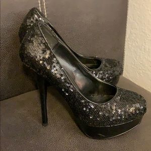 Black sequins platform pumps